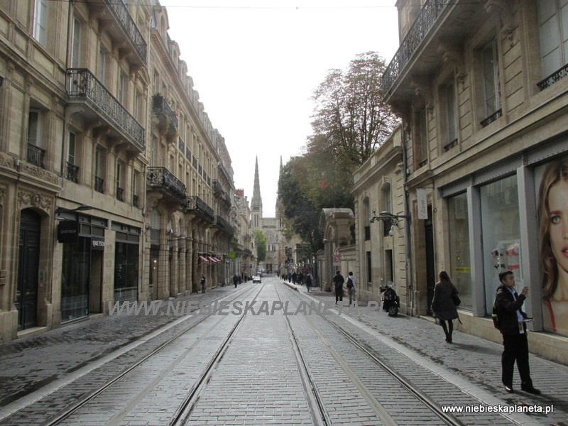 Ulica w Bordeaux w perspektywie ulicy Katedra