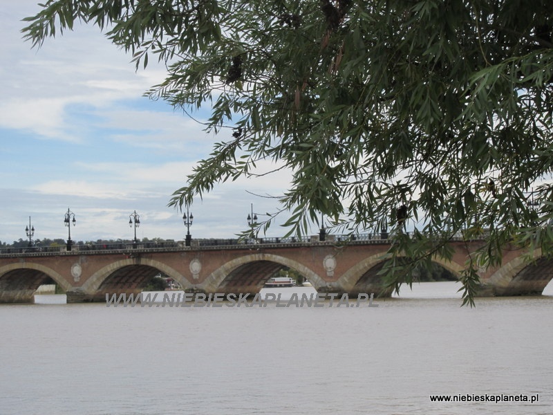 Pierwszy, kamienny most w Bordeaux