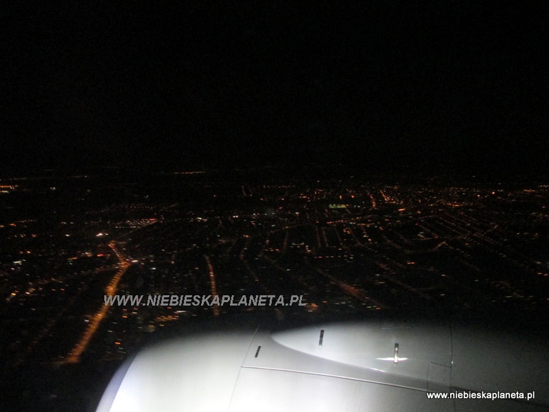 Warszawa wieczorem z perspektywy samolotu
