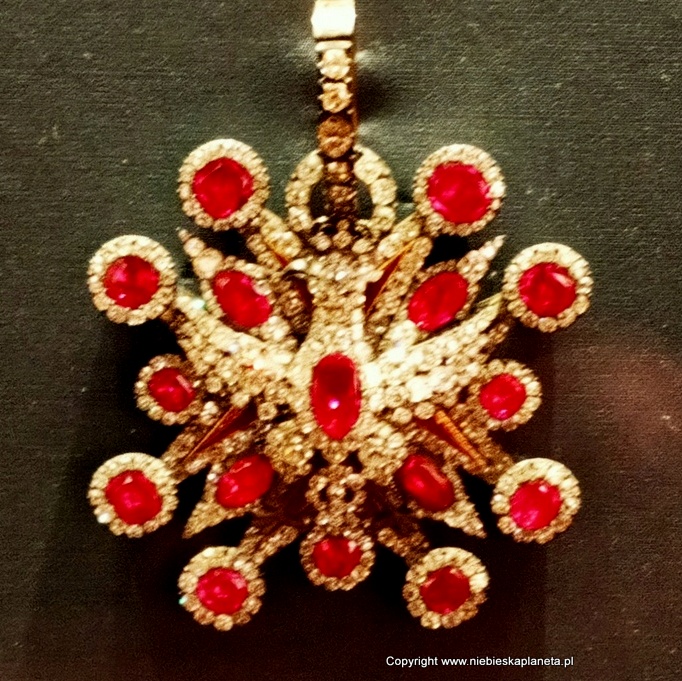 Krzyż Orderu Orła Białego z garnituru rubinowego. Jest to prawdziwy skarb sztuki jubilerskiej. Gwiazda Orderu Orła Białego składa się 385 brylantów i 268 rubinów oprawionych w złoto i srebro.