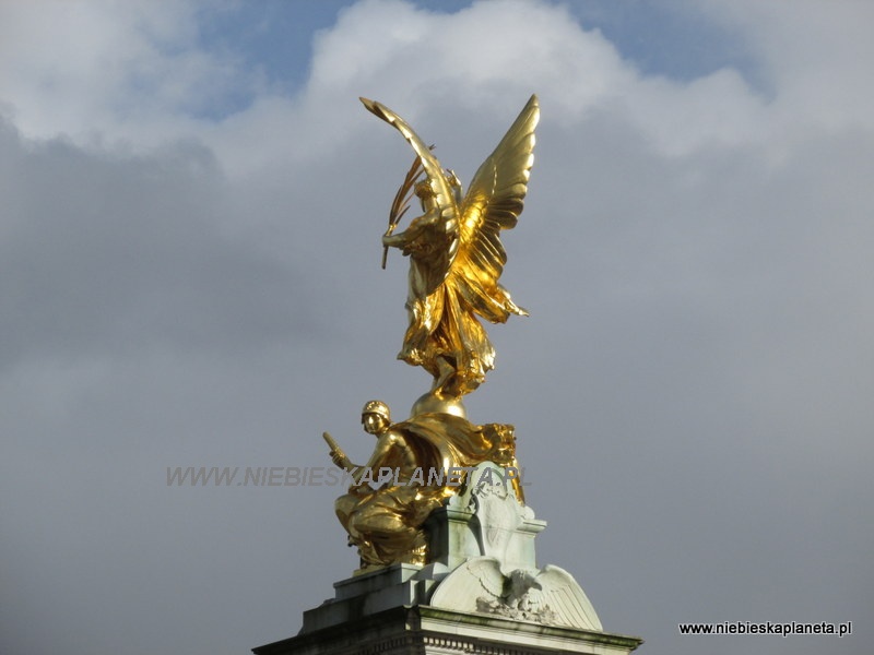Statua przed Buckingham Palace