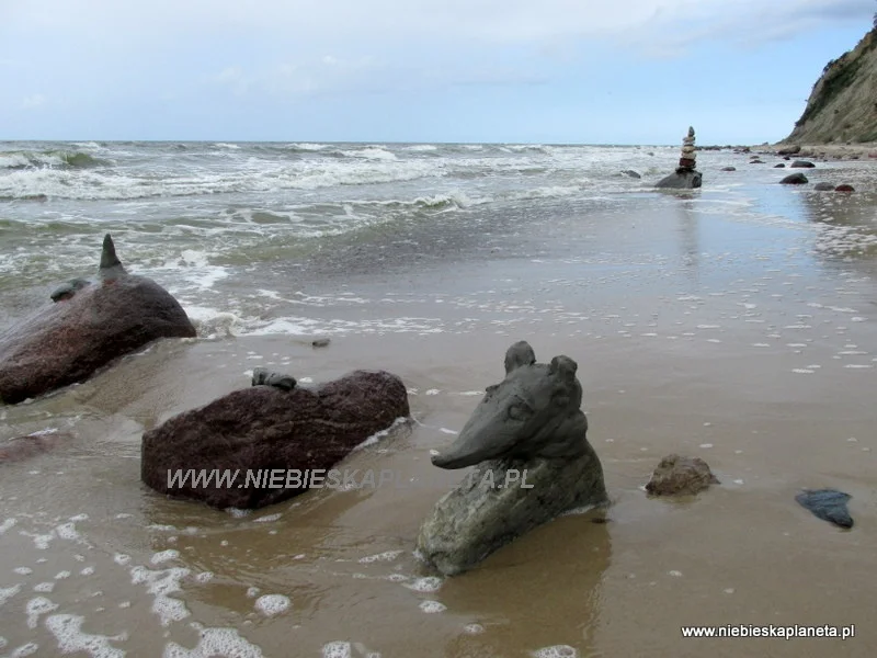 Wypłukiwane przez morze głazy z osadów morenowych.  