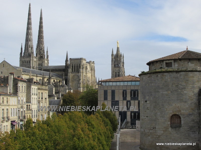 Widok na katedrę i wieżę w Bordeaux
